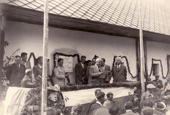 Odkritje spominske plošče Lovrencu Koširju na njegovi rojstni hiši v Spodnji Luši, 21. avgust 1948. <em>Foto: Hrani Loški muzej Škofja Loka. </em>
