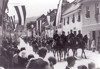 Parada Sokolov na Spodnjem trgu v Škofji Loki, okoli leta 1929. <em>Foto: Fototeka Loškega muzeja</em>