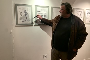 Zoran Smiljanić je goste popeljal po razstavi in jim predstavil dolgotrajen in premišljen proces ustvarjanja stripov. <em>Foto: Fototeka Loškega muzeja</em>