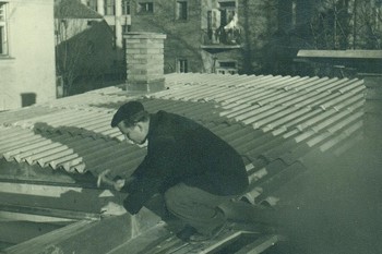 France Mihelič na strehi svojega ateljeja v Ljubljani, 1951. ©Fotograf neznan