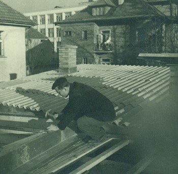 France Mihelič na strehi svojega ateljeja v Ljubljani, 1951. <em>Foto: Fotograf neznan</em>