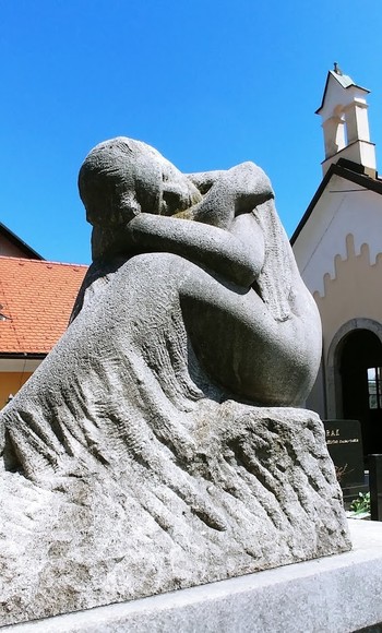 Tone Logonder, Nagrobnik Kekčevih v Stari Loki, 70. leta prejšnjega stoletja, kamen, 22 x 44 x 45 cm. <em>Foto: Fototeka Loškega muzeja</em>