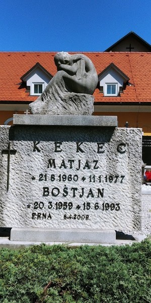 Tone Logonder, Nagrobnik Kekčevih v Stari Loki, 70. leta prejšnjega stoletja, kamen, 22 x 44 x 45 cm. <em>Foto: Fototeka Loškega muzeja</em>