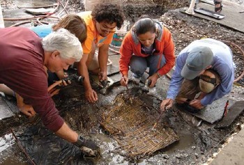 Člani arheološke odprave South Puget Sound Community College in staroselci z otoka Squaxin (zvezna država Washington, ZDA) pri raziskavah mokrišča, ki ga je v preteklosti naseljevala kultura Qwu?gwe <em>Foto: American Archaeology</em>