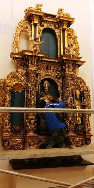 Snemanje kipov z oltarja sv. Ingenuina v kapeli Loškega gradu. <em>Foto: Fototeka Loškega muzeja</em>