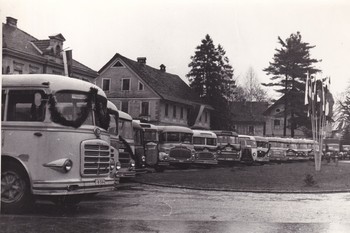 Razstava Povojna Loka bo osvetlila desetletja razvoja, gradnje, šolanja, vojaškega urjenja in nasploh krajevnega utripa med letoma 1945 in 1991. Na fotografiji: občinski praznik leta 1957. <em>Foto: Edi Šelhaus</em>