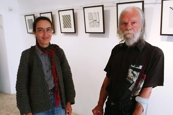 Umetnostna zgodovinarka Maja Medja in likovni umetnik Nejč Slapar v Prešernovi hiši v Kranju ©Fototeka Loškega muzeja