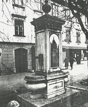 Vodnjak na Mestnem trgu v Škofji Loki pred obnovo