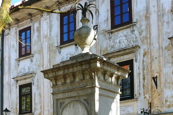 Vodnjak na Mestnem trgu v Škofji Loki 