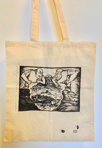 Bombažna vrečka z motivom iz stripa Lubnik – gora velikanov. <em>Foto: Fototeka Loškega muzeja</em>