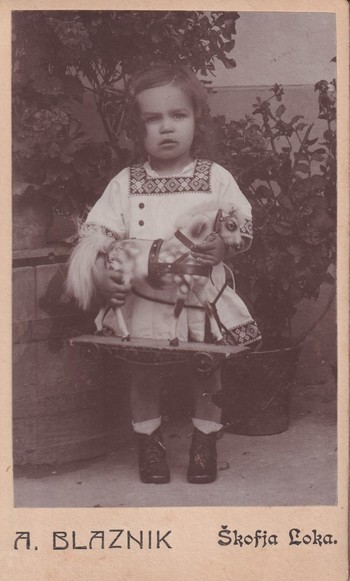 Marjana iz Železnikov s konjičkom, pred prvo svetovno vojno. Fotograf Avgust Blaznik, Škofja Loka.