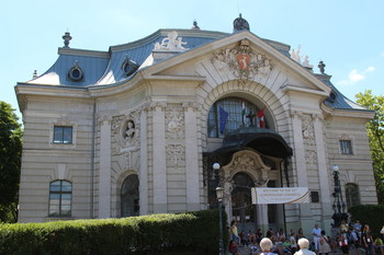 Pogled na gledališče József Katona v Kecskemetu, kjer se je odvijal 33. letni kongres Europassiona. <em>Foto: Jože Štukl</em>
