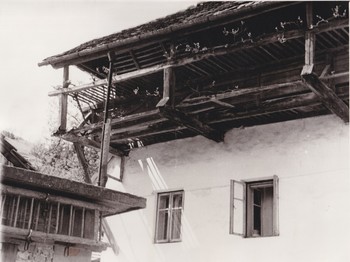 "Grablje" za sušenje pobarvanega platna "pri Firbarju" v Karlovcu, <em>Foto: Doroteja Gorišek, hrani Loški muzej Škofja Loka</em>