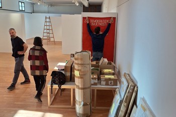 Pripravljanje razstave Za demokratizacijo umetnosti – ponovno <em>Foto: Fotoarhiv Darka Simičića</em>