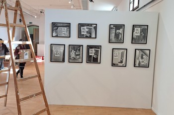 Pripravljanje razstave Za demokratizacijo umetnosti – ponovno <em>Foto: Fotoarhiv Darka Simičića</em>