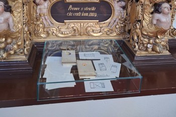 Pripravljanje razstave Za demokratizacijo umetnosti – ponovno <em>Foto: Fotoarhiv Darka Simičića</em>