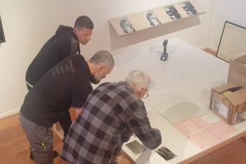 Pripravljanje razstave Za demokratizacijo umetnosti – ponovno <em>Foto: Fotoarhiv Darka Simičića</em>