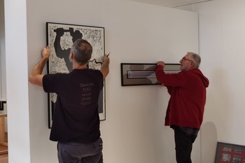 Pripravljanje razstave Za demokratizacijo umetnosti – ponovno <em>Foto: Fotoarhiv Darka Simičića</em>