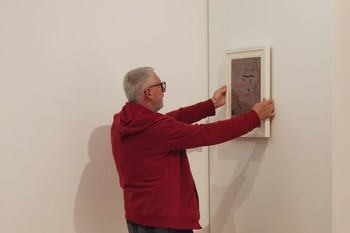 Pripravljanje razstave Za demokratizacijo umetnosti – ponovno <em>Foto: Fotoarhiv Darka Simičića</em>