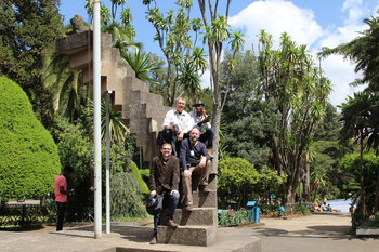 Aleksander Igličar, Jože Štukl in Jernej Tavčar v parku Univerze Haileja Selassija, Adis Ababa, Etiopija. <em>Foto: Arhiv Jožeta Štukla</em>