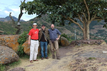 Aleksander Igličar, Jože Štukl in Jernej Tavčar na gori Tabor, Lalibela, Etiopija. <em>Foto: Arhiv Jožeta Štukla</em>