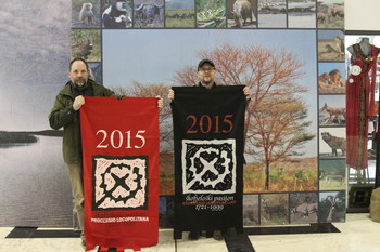 Jernej Tavčar in Jože Štukl s pasijonskima zastavama na mednarodnem letališču Bole, Adis Ababa, Etiopija <em>Foto: Arhiv Jožeta Štukla</em>