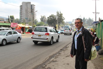 Aleksander Igličar ob poskusu prečkanja ceste <em>Foto: Arhiv Jožeta Štukla</em>