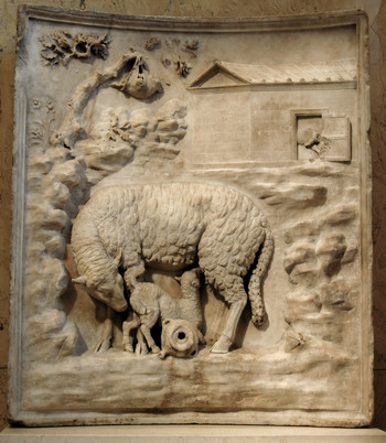 Ovca z jagnjetom, marmornati relief, pozno 1. stoletje pr. n. št, Zbirka Grimani, Umetnostnozgodovinski muzej, Dunaj <em>Foto: http://ancientrome.ru/art/artworken/img.htm?id=8929</em>