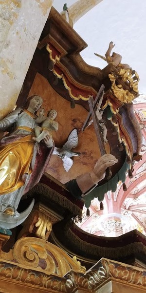 Brezmadežna z Jezusom in Sv. Duh, sredina 18. stoletja, Oltar sv. Lucije, cerkev Marijinega oznanjenja, Crngrob <em>Foto: Fototeka Loškega muzeja</em>