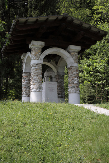 Plečnikov spomenik na Bukovškem polju, 1950. <em>Foto: Fototeka Loškega muzeja</em>