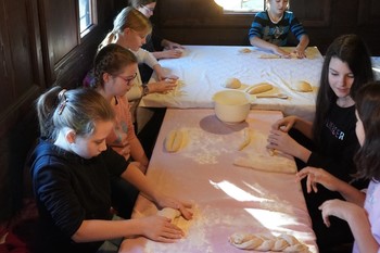Delavnica peke kruha v Škoparjevi hiši <em>Foto: Fototeka Loškega muzeja</em>