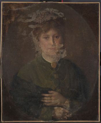 Stanje slike pred konserviranjem in restavriranjem. Vidni so svetli madeži in površinska umazanija.