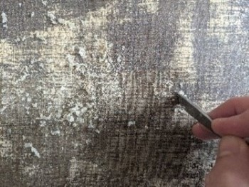 Mehansko tanjšanje voščeno-smolne mase na zadnji strani slike