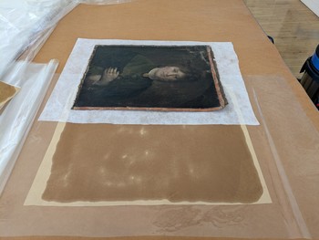 Termična obdelava na vakuumski mizi z nadzorovanim segrevanjem in podtlakom za tanjšanje voščeno-smolne mase