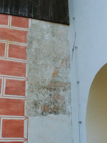 Detajl ob vhodu v cerkev
