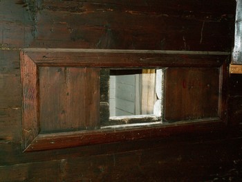 Okno, vrezano med dve bruni, se zapira z mehanizmom, imenovanim zapahnice.