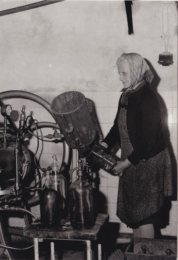 Pri stroju za poljenje sifona v delavnici “pri Fušarju, 1984 <em>Foto: Šturm, hrani Loški muzej Škofja Loka</em>