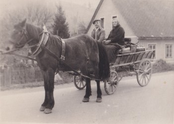 Frančiška Ažbič, roj. Ravnihar, in njen mož Franc vozita sifon od “Fušarjevih” v Bitnje in Žabnico, 1955–1960 <em>Foto: Loški muzej Škofja Loka</em>