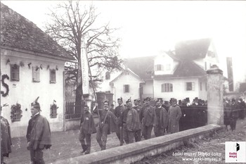 Sokolski sprevod pred Balantovo gostilno v Škofji Loki, 1. 12. 1919. <em>Foto: Fototeka Loškega muzeja Škofja Loka</em>