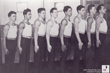 Vrsta članov iz leta 1935: od desne Rudolf Horvat, Jože Pehar, Peter Kavčič, Franc Poljanec, Jaka Koselj, Pavle Kavčič, Tine Zaletel in Matevž Bogataj. <em>Foto: Fototeka Loškega muzeja Škofja Loka</em>