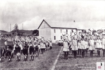 Nastop moškega in ženskega naraščaja v Škofji Loki, 27. 7. 1927. <em>Foto: Fototeka Loškega muzeja Škofja Loka</em>