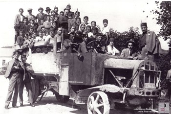 Članstvo na nastopu v Žireh <em>Foto: Fototeka Loškega muzeja Škofja Loka</em>