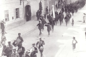 Sprevod ob nastopu leta 1923. <em>Foto: Fototeka Loškega muzeja Škofja Loka</em>