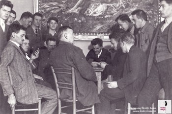 Igranje kart pozimi 1923 v Sokolskem domu. <em>Foto: Fototeka Loškega muzeja Škofja Loka</em>