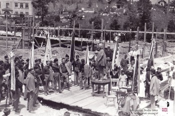 Sodelovanje loških sokolov ob polaganju temeljnega kamna sokolskega doma na Jesenicah, 13. 6. 1924. <em>Foto: Fototeka Loškega muzeja Škofja Loka</em>