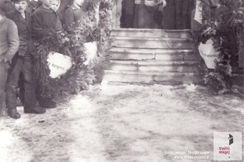 Častna straža loških sokolov ob krsti dr. Ivana Tavčarja na Visokem <em>Foto: Fototeka Loškega muzeja Škofja Loka</em>