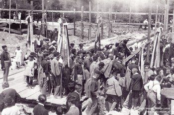 Sodelovanje loških sokolov ob polaganju temeljnega kamna sokolskega doma na Jesenicah, 13. 6. 1924. <em>Foto: Fototeka Loškega muzeja Škofja Loka</em>