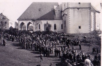 V 40. letih prejšnjega stoletja je bil Bolfgangov Krištof še dobro viden, prav tako je bila ohranjena Gosarjeva bordura okoli stranskega vhodnega portala. Crngrob, cerkev Marijinega Oznanjenja, Veliki ponedeljek, 1943. <em>Foto: Fototeka Loškega muzeja</em>