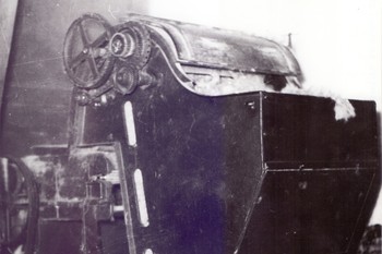 T. i. rajsarca oziroma transporter za pihalni stroj, ki je bil v tovarni že od leta 1922. <em>Foto: Avgust Blaznik, fototeka Loškega muzeja</em>