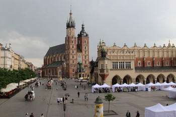 Pogled na glavni krakovski trg s cerkvijo sv. Marije in tržnico <em>Foto: Jože Štukl</em>
